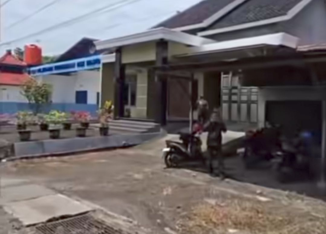 Bikin Geger, Dapur MBG di Sragen Beroperasi Disebelah Kandang Babi Milik Warga