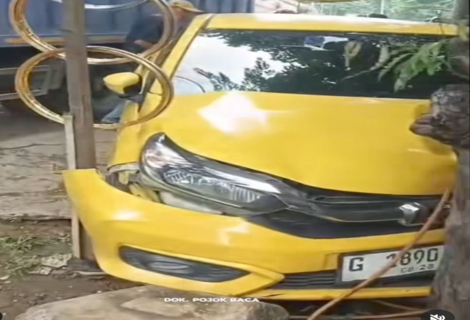 Diseruduk Truk Tronton, Mobil Brio Ringsek Tabrak Pohon di Batang