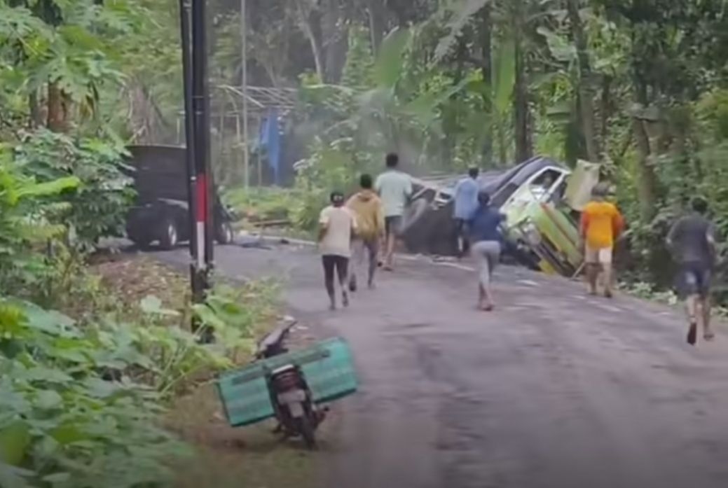 Adu Banteng Grandmax Vs Truk Hino di Trengguli Jepara