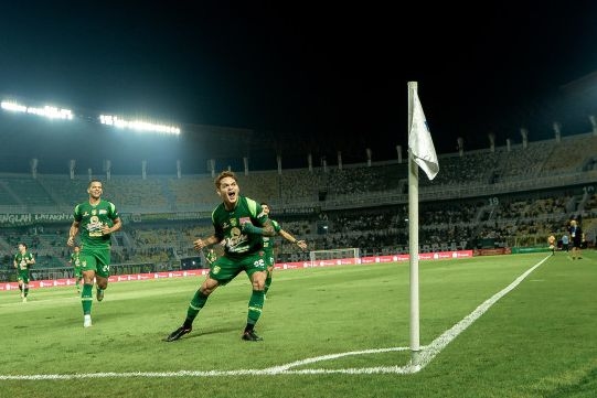 UPDATE SKOR! Gol Cantik Gali Freitas Bawa Persebaya Unggul 1-0 atas PSM di Babak Pertama