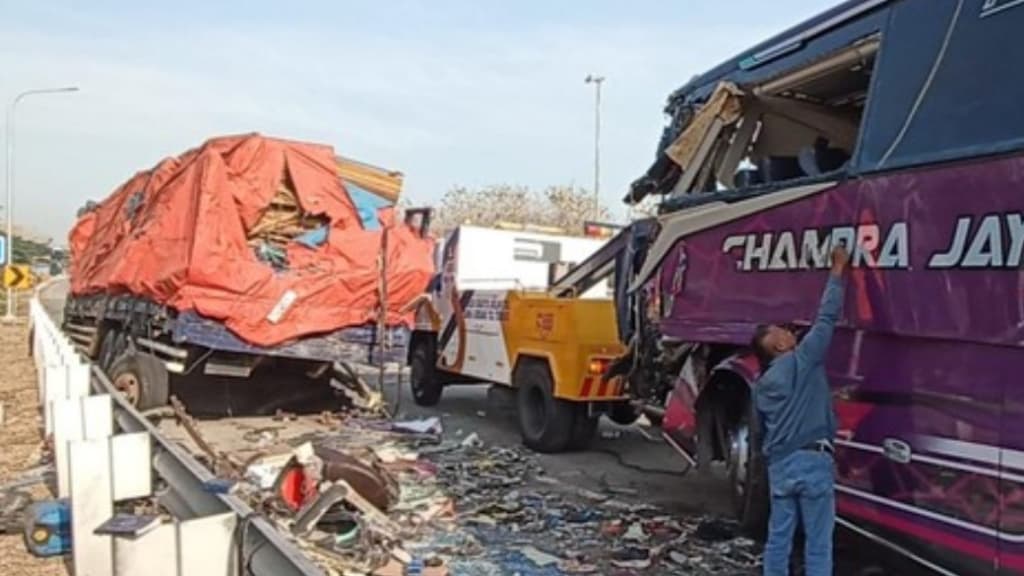 Bus Rombongan Karyawan Pabrik Sepatu Mojokerto Kecelakaan di Tol Ngawi, Tiga Orang Tewas
