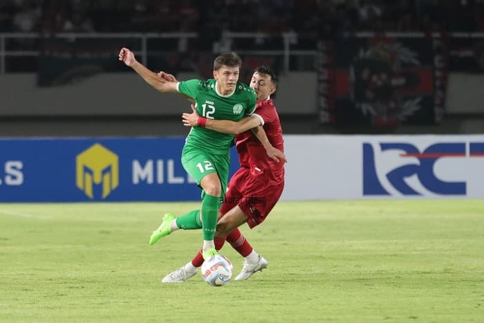 Ivar Jenner menghadang pemain turkmenistan