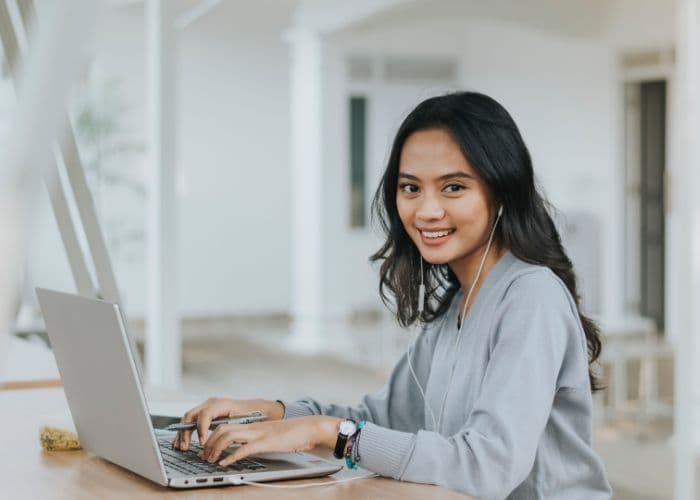 Tampil Profesional dalam Wawancara Kerja Daring: 7 Tips Berbusana bagi Wanita Karir