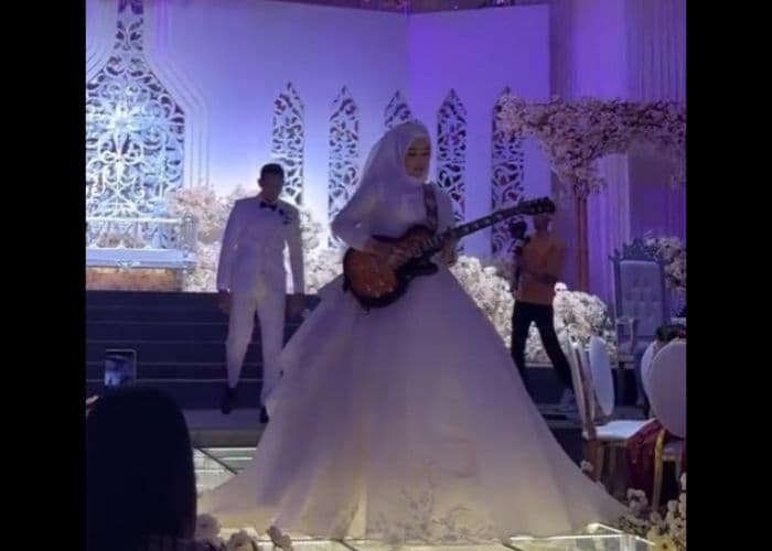 Trending: Pengantin Wanita Viral dengan Aksi Memukau Main Gitar di Hari Pernikahannya