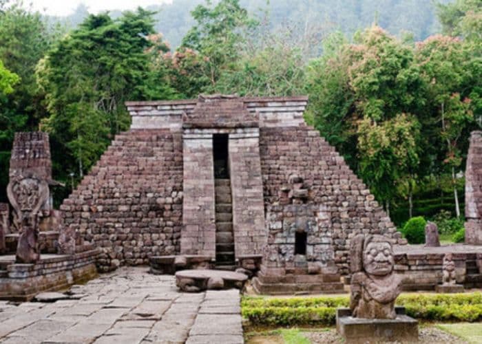 Menghayati Filosofi, Sejarah dan Keunikan Candi Sukuh: 5 Fakta Tersembunyi dari Candi yang Menyerupai Piramida Kuno