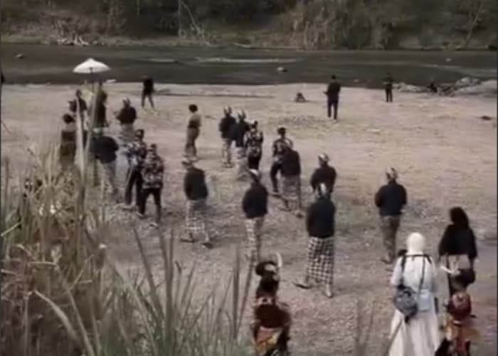 Tradisi Larung Sajen dan Ngalah Berkah Toyoprogo: Ritual Sakral yang Ajarkan Harmoni Manusia dan Alam