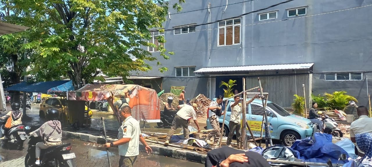 Puluhan Lapak PKL di Jalan Gajah Birowo Semarang Dibongkar Satpol PP