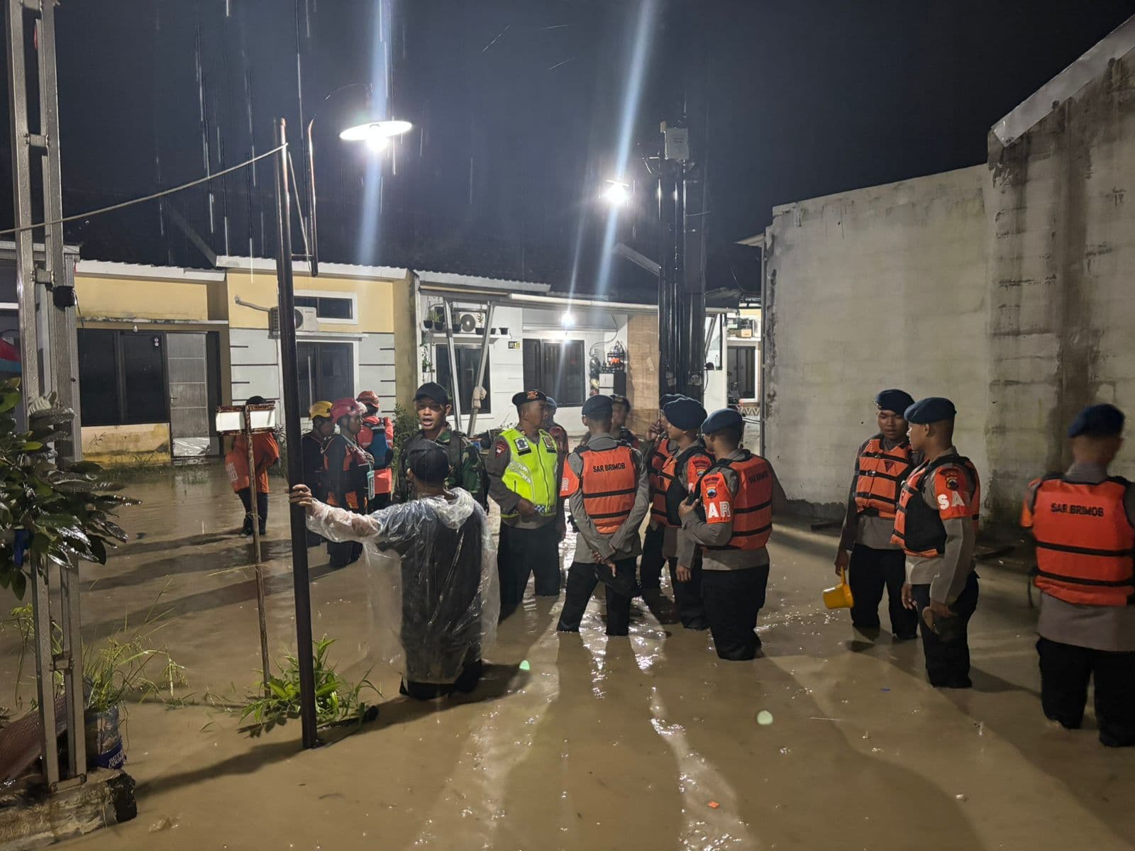 Dapat Laporan, Brimob Langsung Selamatkan Warga Kritis Saat Banjir Melanda Perum Grand Permata Tembalang
