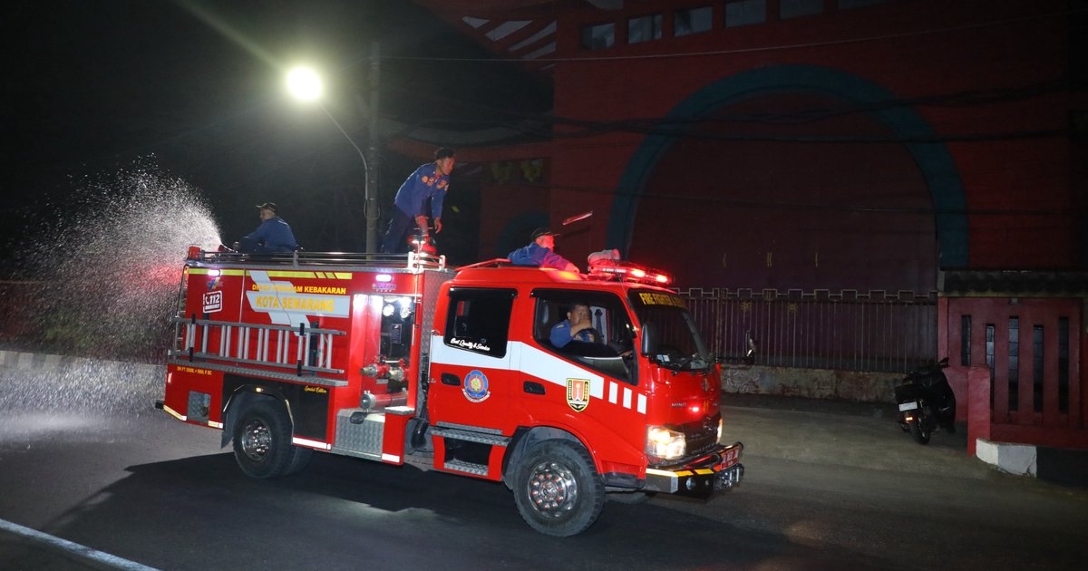 Agustina Turun Langsung Tangani Dampak Kebakaran TPA Jatibarang, Jalan Permukiman Disiram Massal