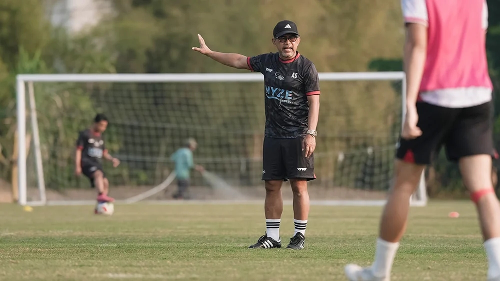 De Red FC Bidik Poin di Kandang Persela, Aji Santoso Minta Pemain Tampil Lepas