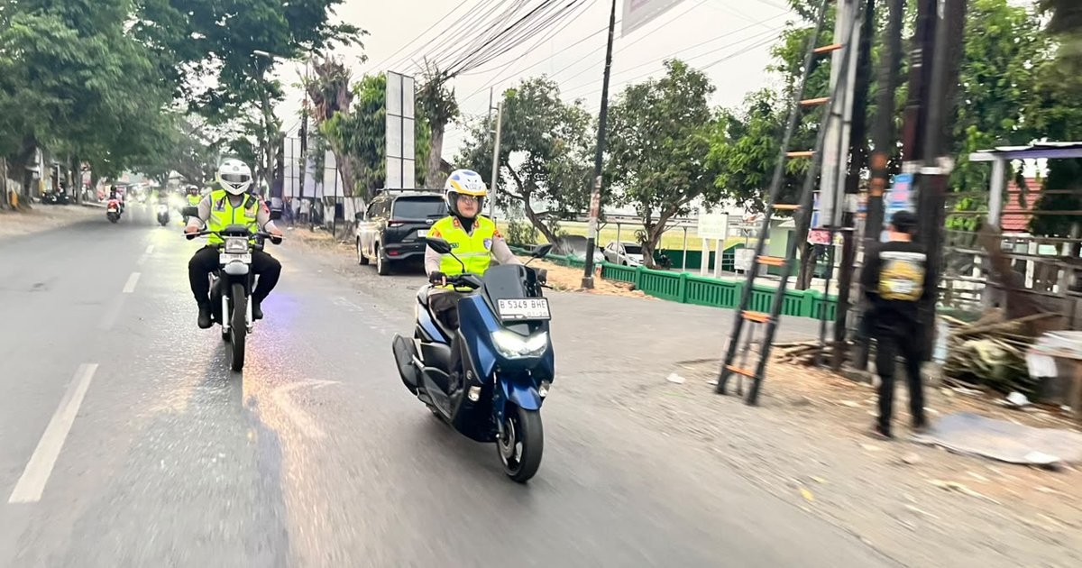 Patroli Pantura Kendal, Kapolres Tegur Pengendara Tanpa Helm dan Lawan Arus