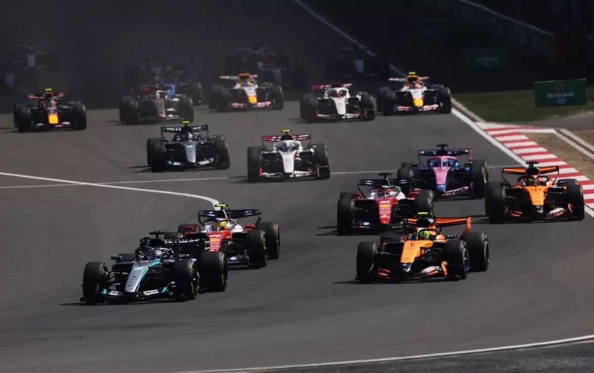 Video Viral F1: Kimi Antonelli Minta Maaf Usai Tabrakan di Sprint China, Isack Hadjar Tolak Mentah-mentah
