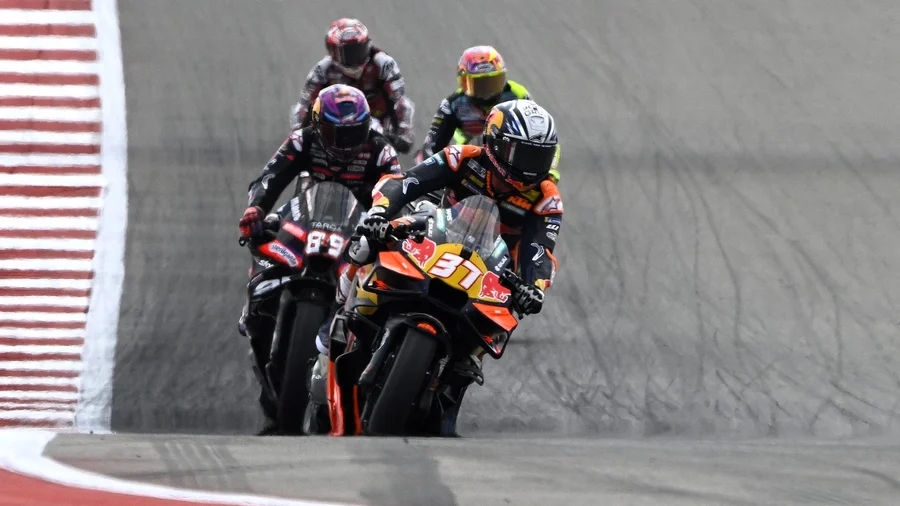MotoGP Amerika: Pedro Acosta Akui Bukan Kesalahan, Martin Lewat Demi Hindari Penalti Tekanan Ban
