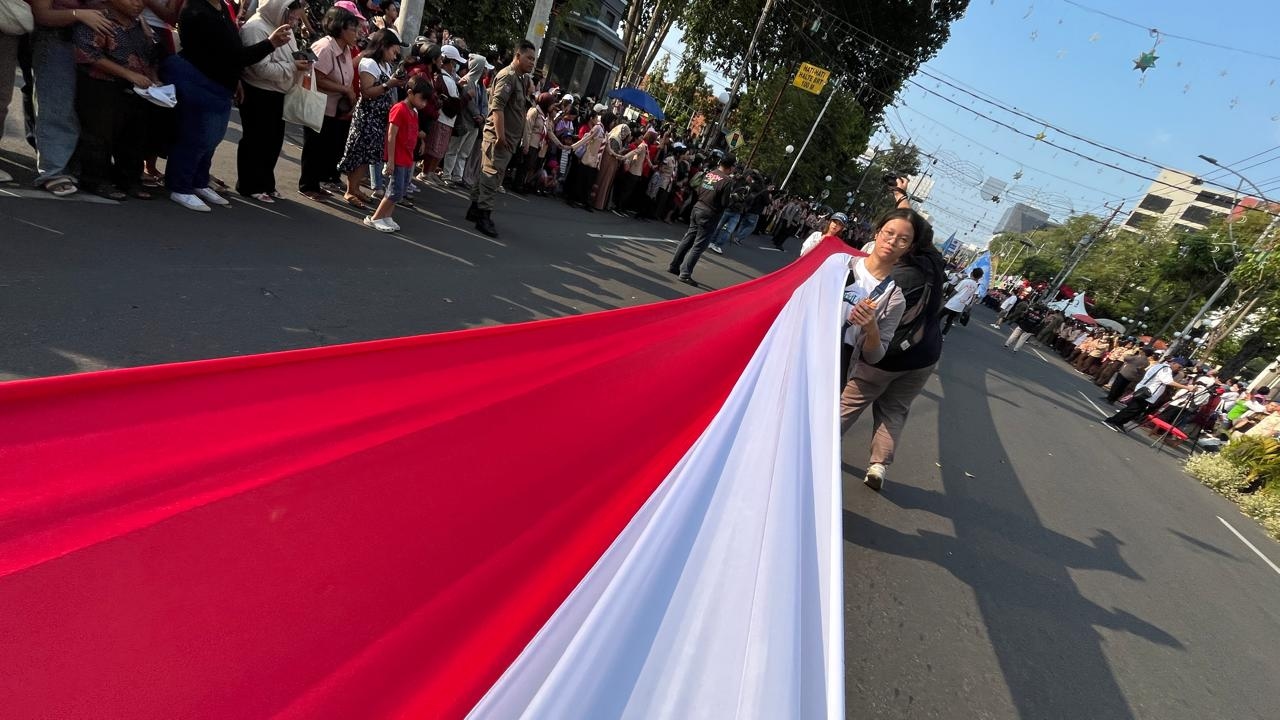 Nyalakan Nasionalisme, Merah Putih 100 Meter Jadi Ikon Karnaval Paskah Semarang
