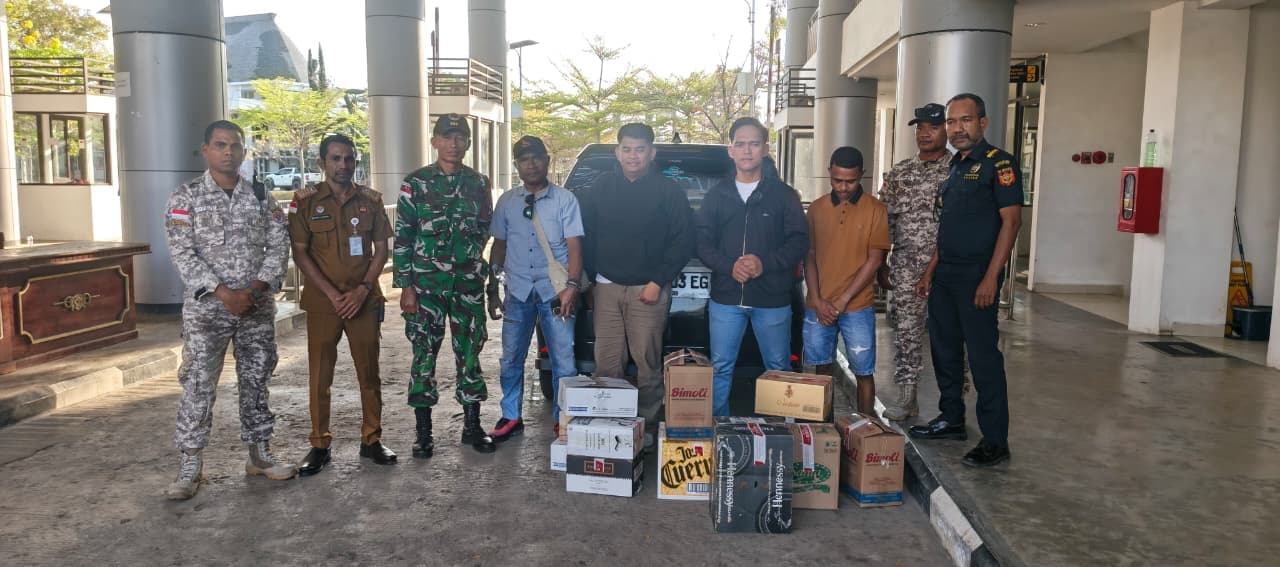 Sejumlah Produk Miras Bermerk & Bahan Makanan Dari Timor Leste Diamankan Satgas Citarum BAIS TNI di PLBN Mota'ain