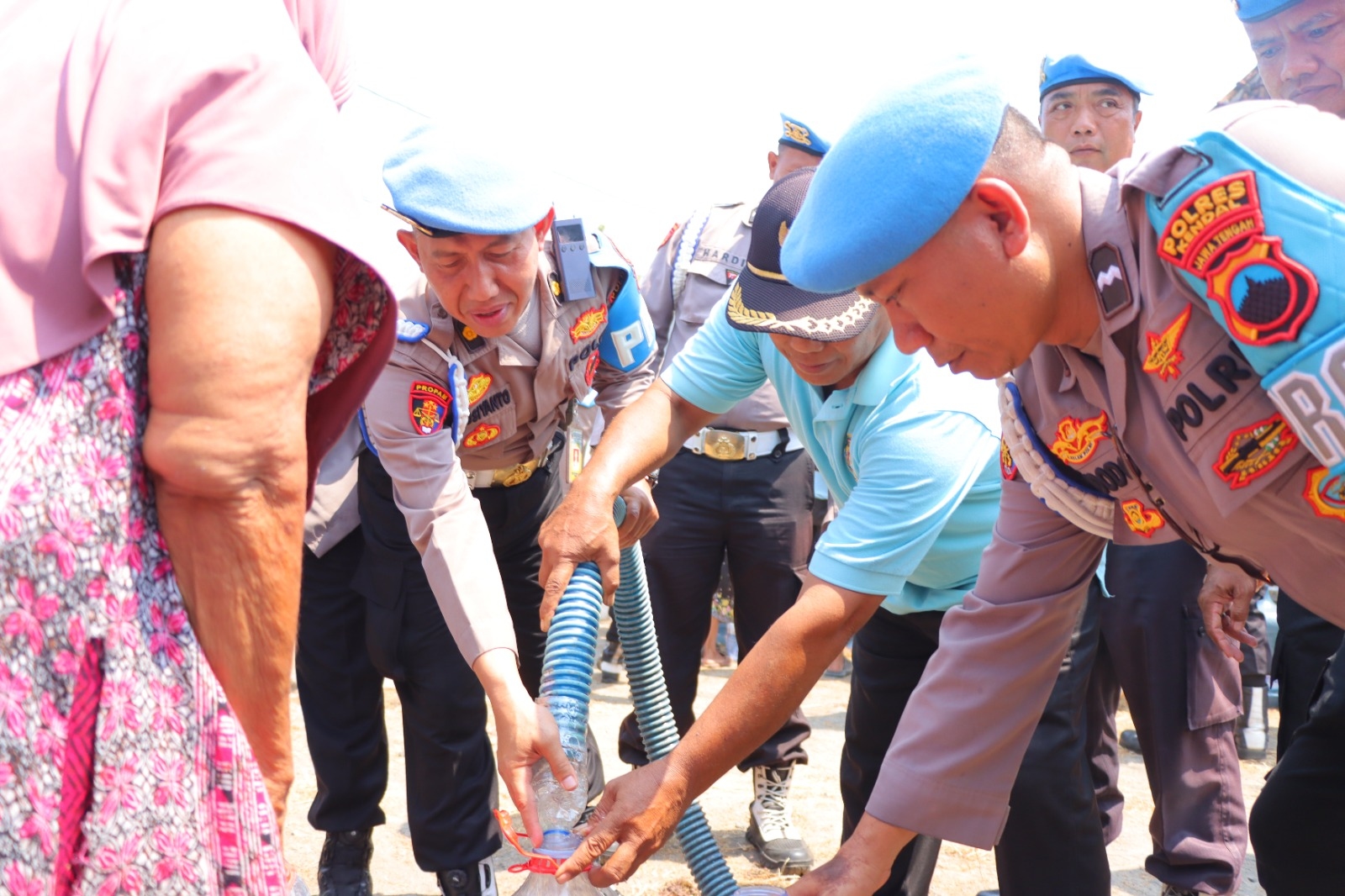 Polda Jateng Salurkan 10.000 Liter Air Bersih ke Warga Kendal