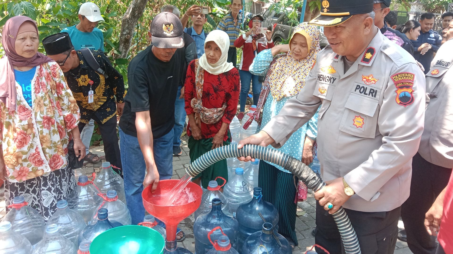 Wartawan Polda Jateng Salurkan Dua Tangki Air Bersih untuk Warga Jabungan