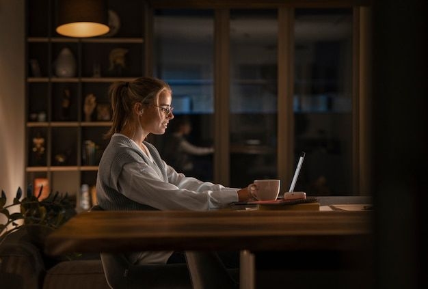 Night Owl Bukan Pemalas: Ini Watak Orang yang Suka Begadang di Hari Kamis