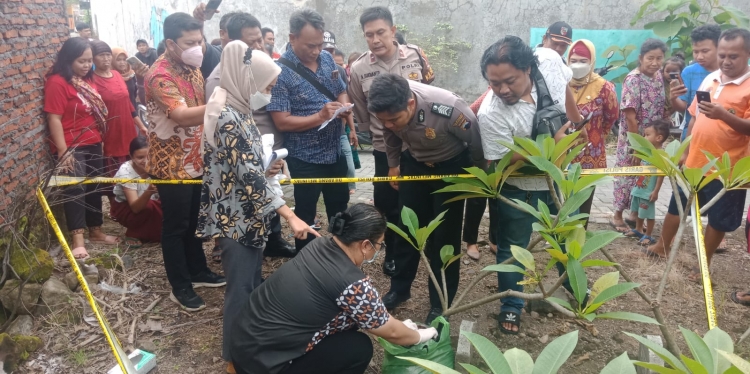 Dikira Boneka Bekas, Ternyata Pemulung Ini Temukan Sesosok Mayat Bayi Mungil di Tong Sampah