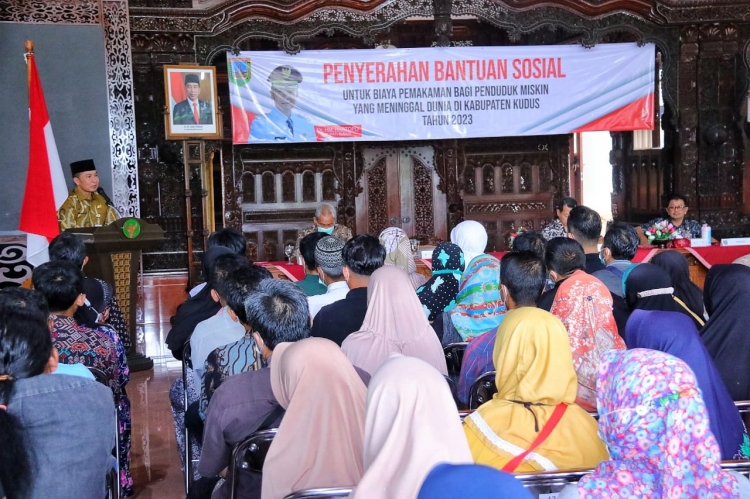 Pemberian Bansos Biaya Pemakaman Bagi Warga Miskin, Bupati Hartopo Berharap Bisa Meringankan Beban