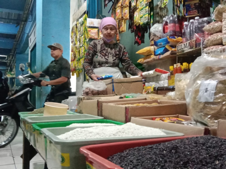 Paguyuban Warung Sembako Madura Menolak Larangan Buka 24 Jam Untuk Warung Kelontong