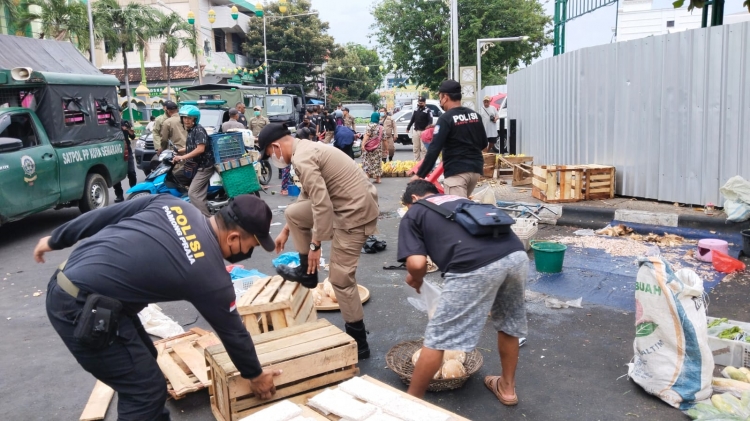 70 PKL yang Melapak di Tepi Jalan Aloon Aloon Barat Wilayah Johar Dirazia Satpol PP