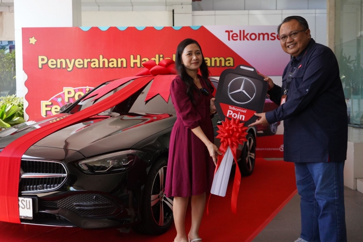 Ibu Rumah Tangga Asal Semarang Terima Hadiah Mercedes-Benz C200 dari Program Telkomsel Poin Festival 2022