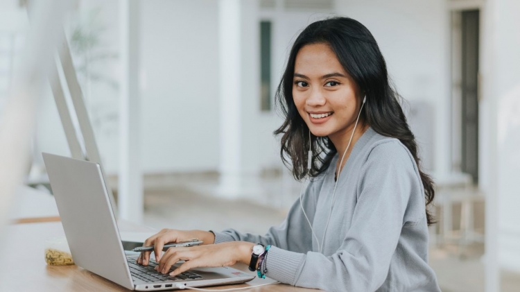 4 Ciri-Ciri Ini Menunjukkan Seorang Perempuan yang Memang Tidak Mudah Jatuh Cinta