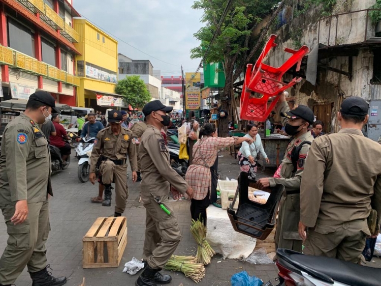 Satpol PP Ungkap Pungli dan Tertibkan PKL Liar di Pasar Kanjengan