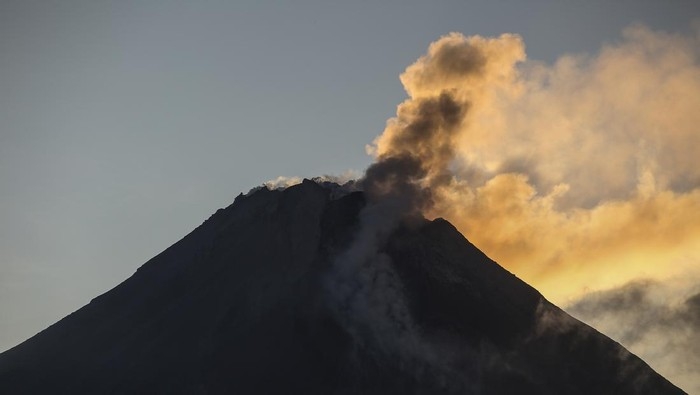 Pagi Ini, Terjadi 6 Kali Guguran Lava Pijar di Gunung Merapi