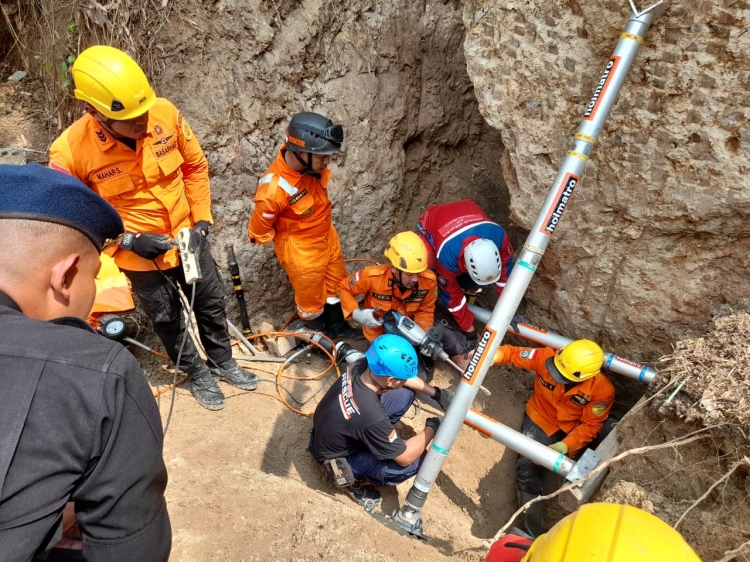 Seorang Pekerja Tewas Tertimbun Tanah Longsor di Kawasan Gatot Subroto