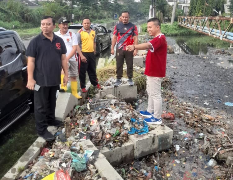 Satpol PP Akan Tangkap Oknum Pembuang Sampah Sembarangan di Jalan Kokrosono