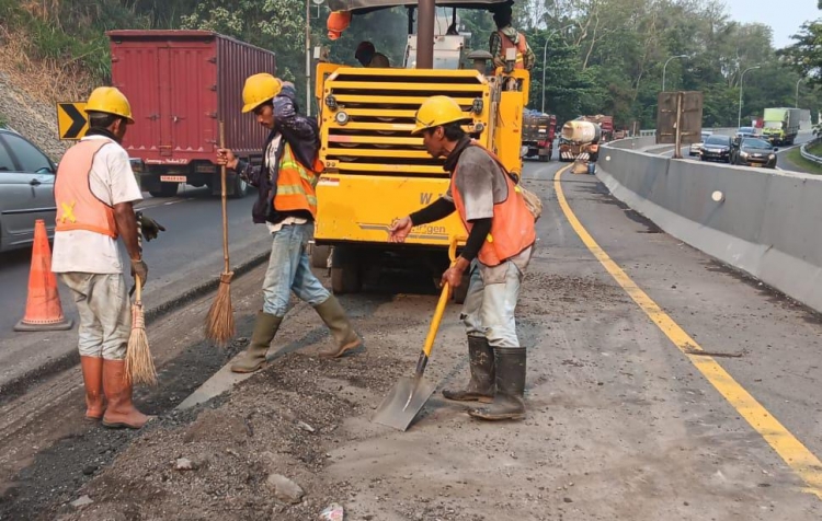 PT JTT Lakukan Perbaikan Jalan di 4 Lokasi Ruas Jalan Tol Semarang Bagian A,B,C