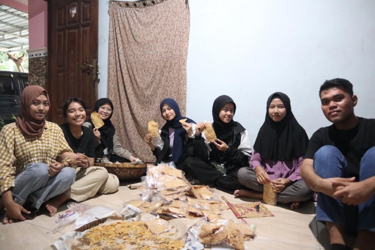 Mulai Jelajah Dunia Digital : Umkm Keripik Tempe Mu’awanah Jadi Ikonik Produk Umkm Karangsari Kendal
