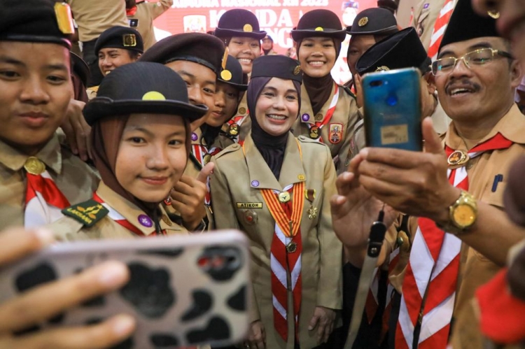 Kompak dan Gotong Royong, Pesan Atikoh Saat Lepas Kontingen Jateng ke Rainas XII