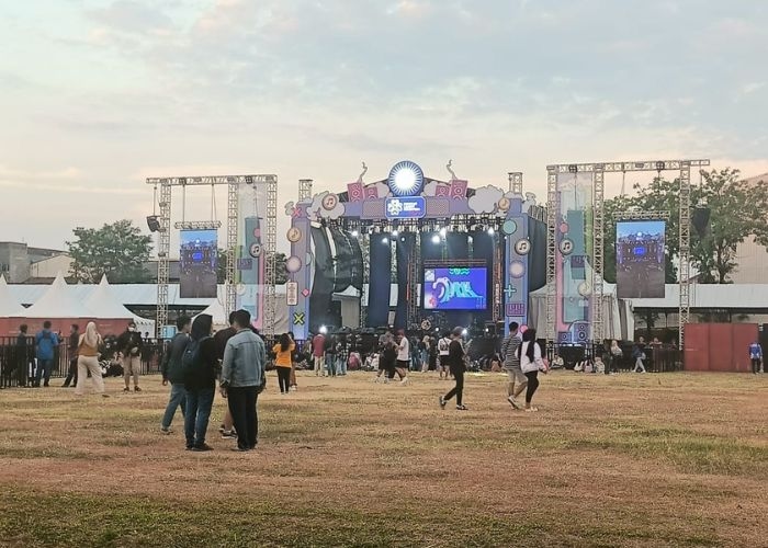 Denny Caknan dan UMKM Lokal Meriahkan Roadshow Birukan Langit Indonesia Stage di Semarang