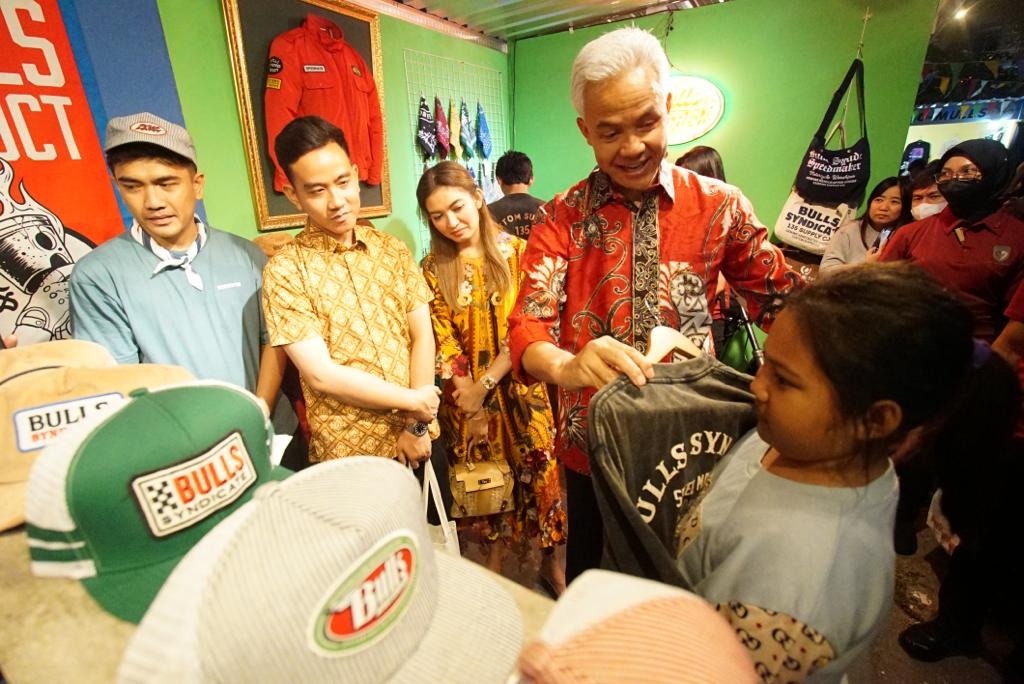Puncak Hari UMKM Nasional, Ganjar Borong Produk Lokal Sepatu hingga Karpet di Surakarta