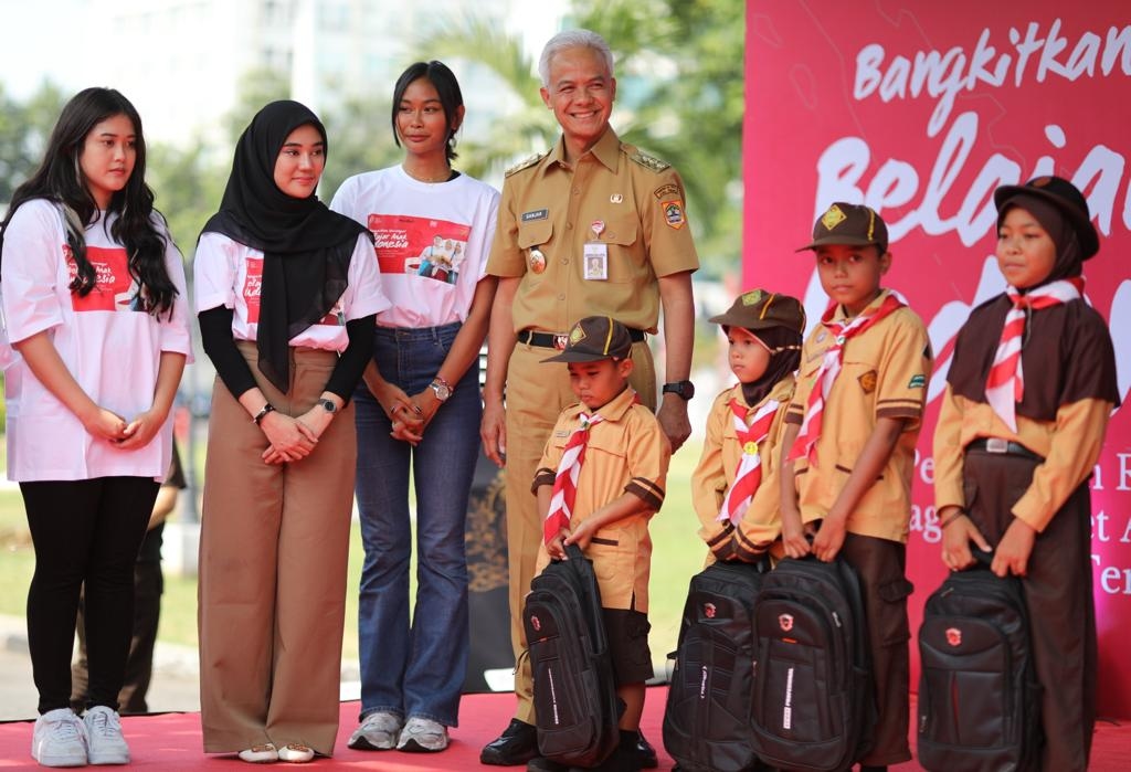 Ganjar Temani Influencer Beri Bantuan 1.017 Paket Alat Tulis Kepada Pelajar