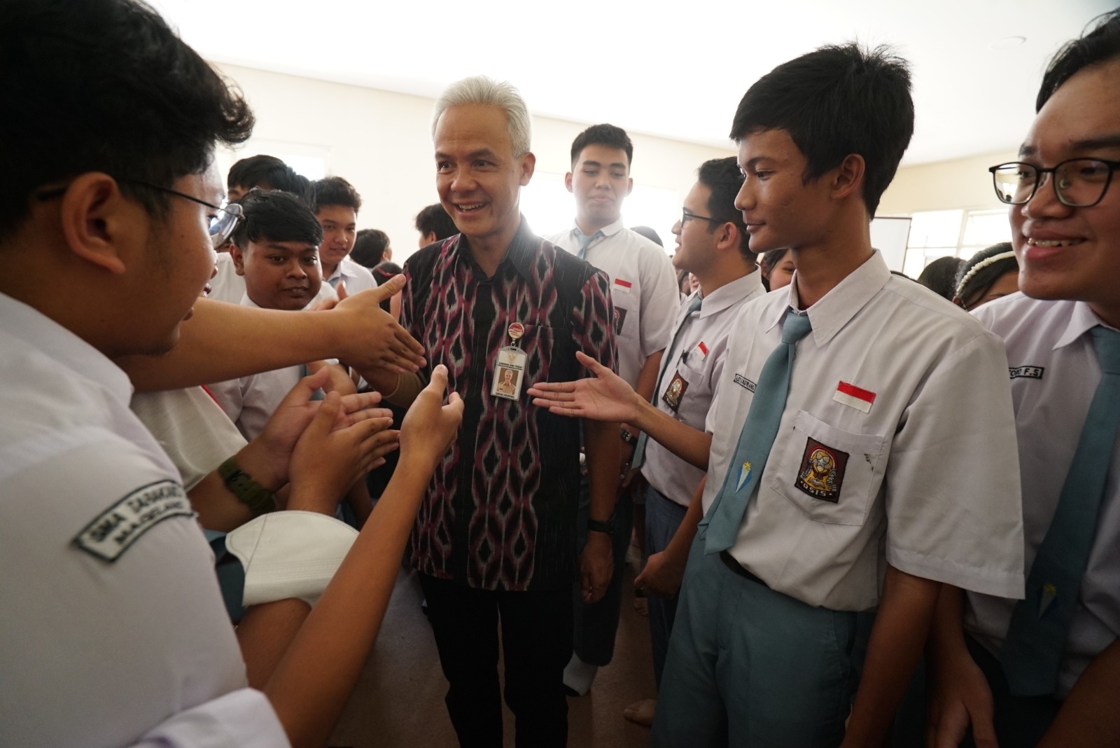 Pelajar SMA ke Ganjar; Kalau Bapak Pensiun, Kami Melapor ke Mana?
