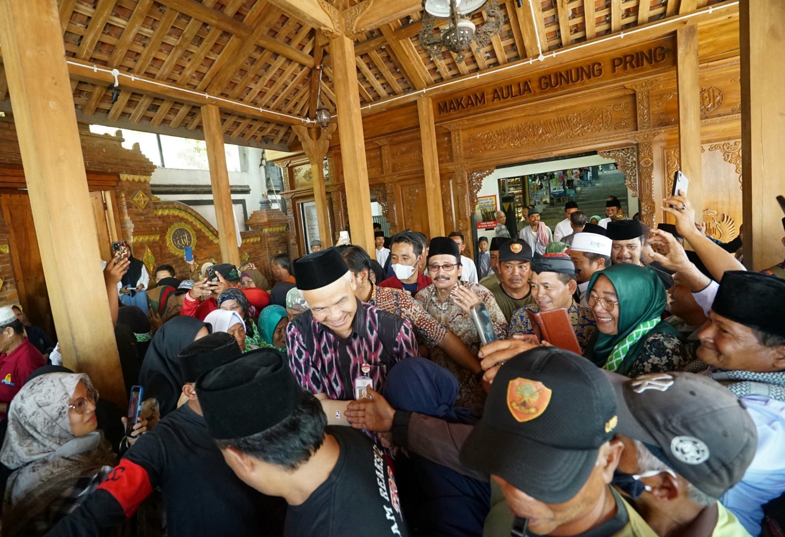Ganjar Ziarah Makam Mbah Dalhar Watucongol