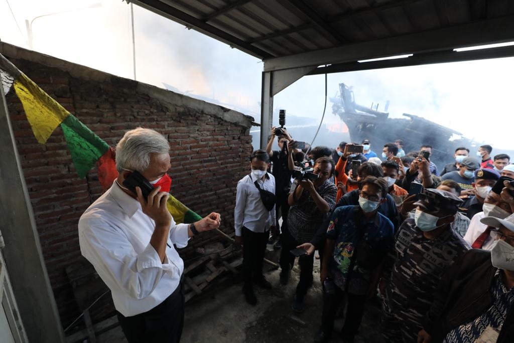 Cek Lokasi Kebakaran Kapal di Tegal, Ganjar Pranowo Temukan Fakta Ini hingga Langsung Hubungi Kepala BNPB