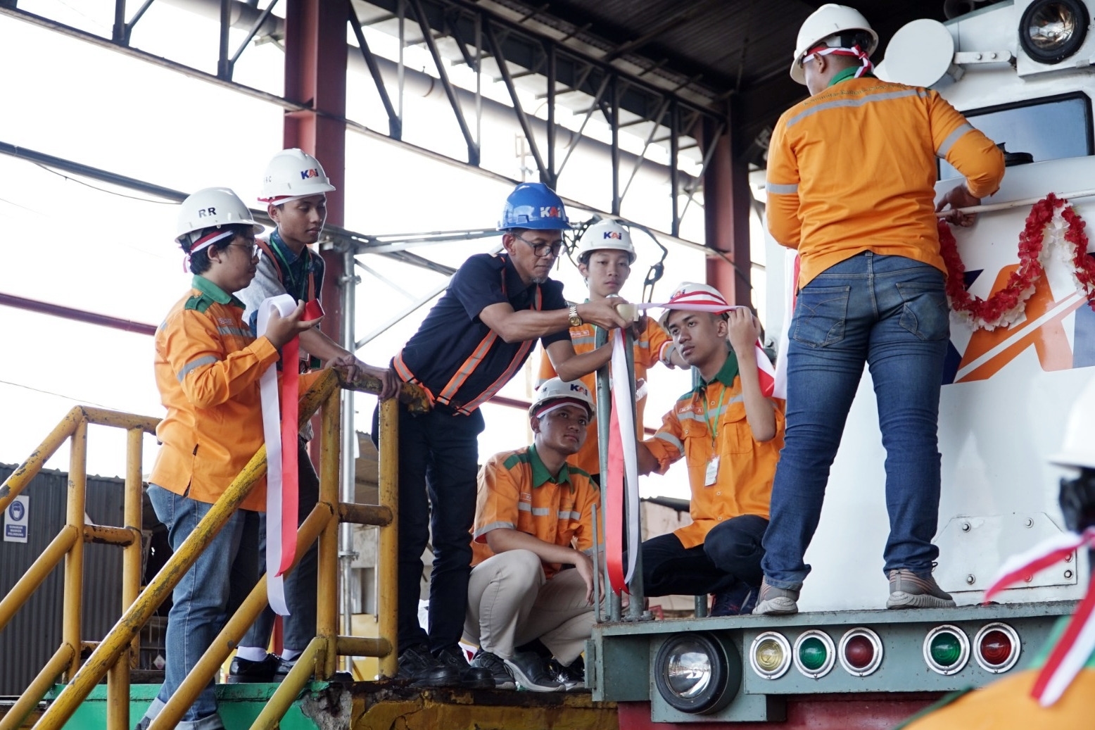 Meriahkan HUT RI ke-78, KAI Daop 4 Semarang dan Komunitas Railfans Lakukan Hias Lokomotif