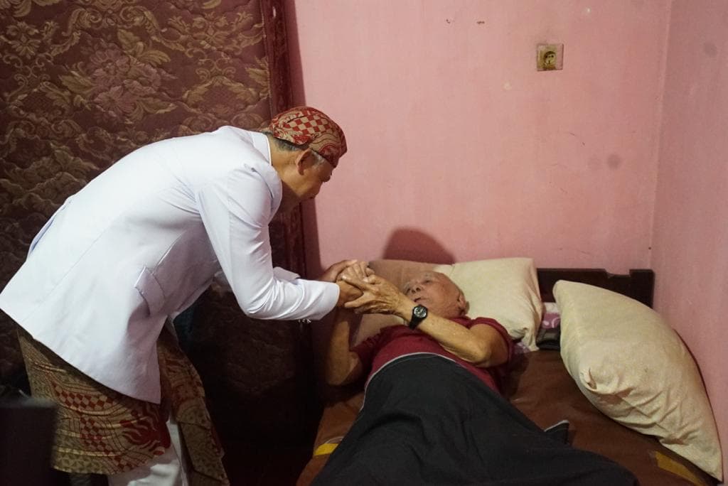 Ganjar Beri Kado Rehab Rumah untuk Veteran AL