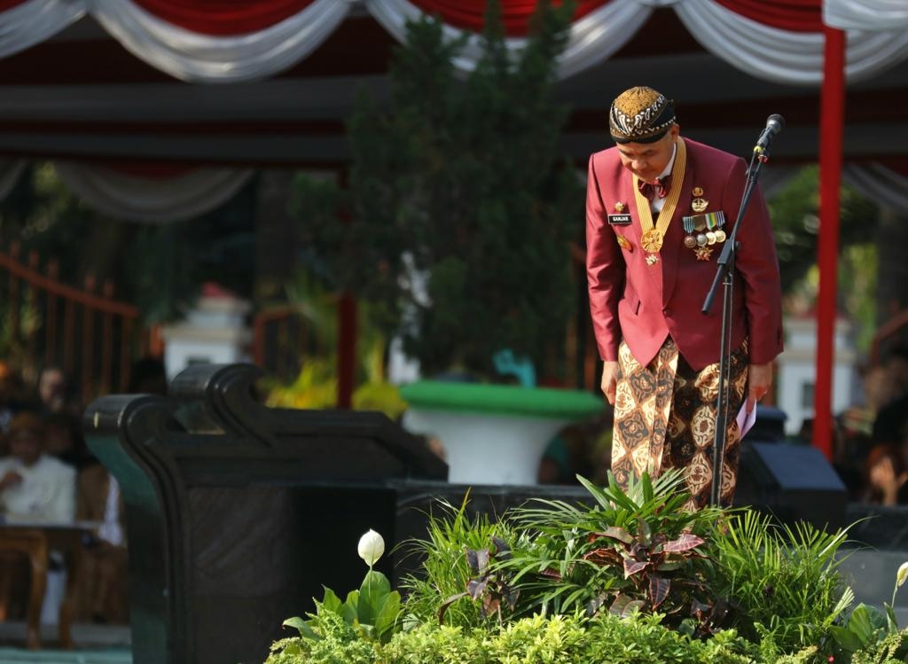 Bungkukkan Badan, Cara Ganjar Pranowo Ucapkan Terima Kasih pada Masyarakat Jawa Tengah