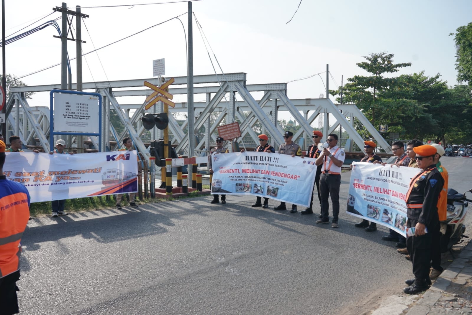 KAI Daop 4 Semarang bersama Komunitas Railfans Lakukan Sosialisasi Keselamatan di Perlintasan Sebidang