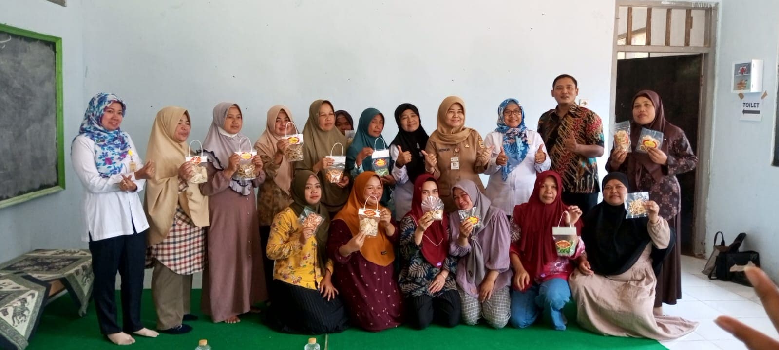 Tingkatkan Potensi Produk Olahan PKK Gunungsari, Tim Pengabdian LPPM Unnes Gelar Pelatihan Pembuatan Kemasan