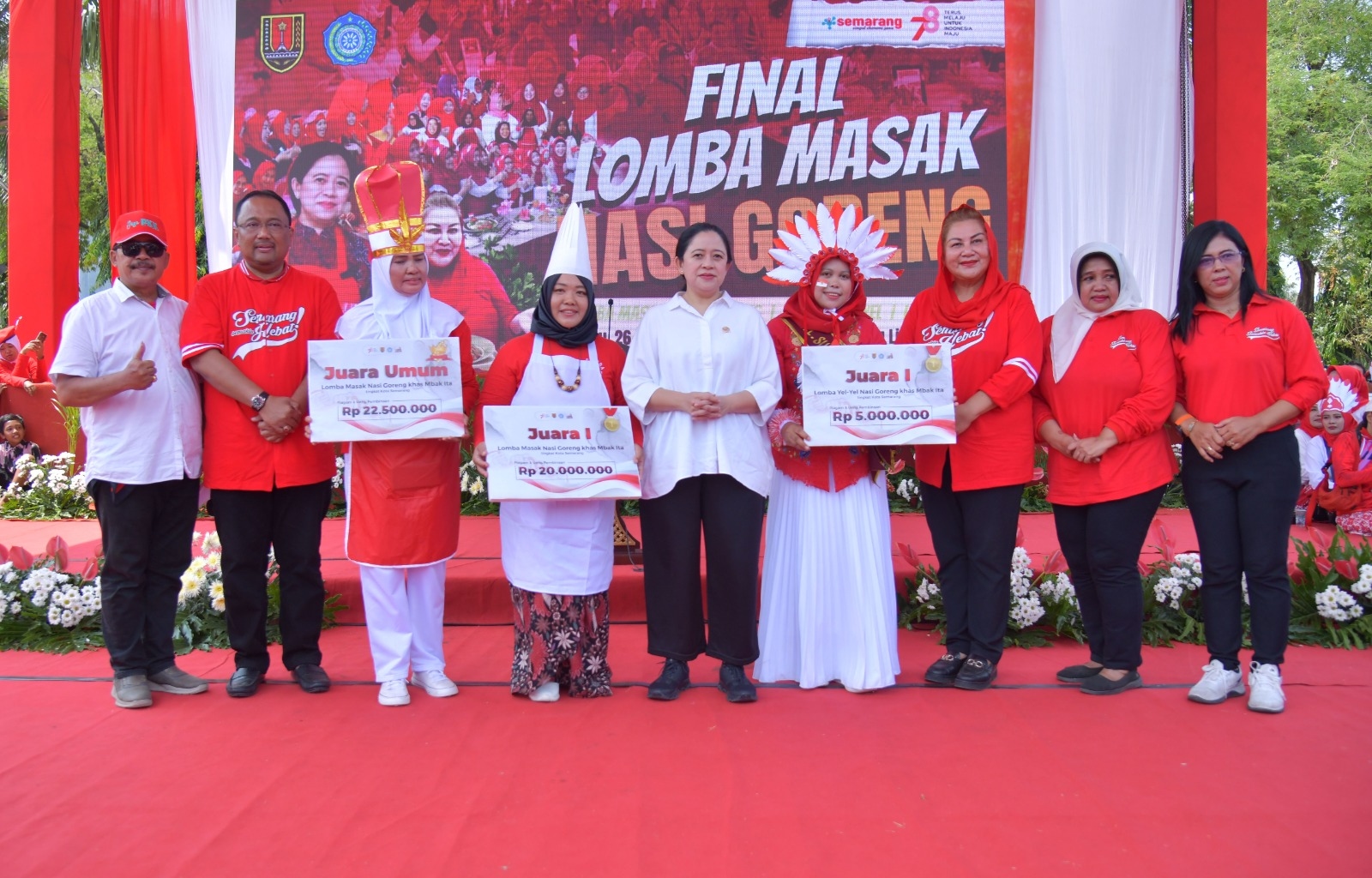 Puan Maharani Serahkan Hadiah Kepada Juaran Lomba Nasi Goreng Khas Mbak Ita