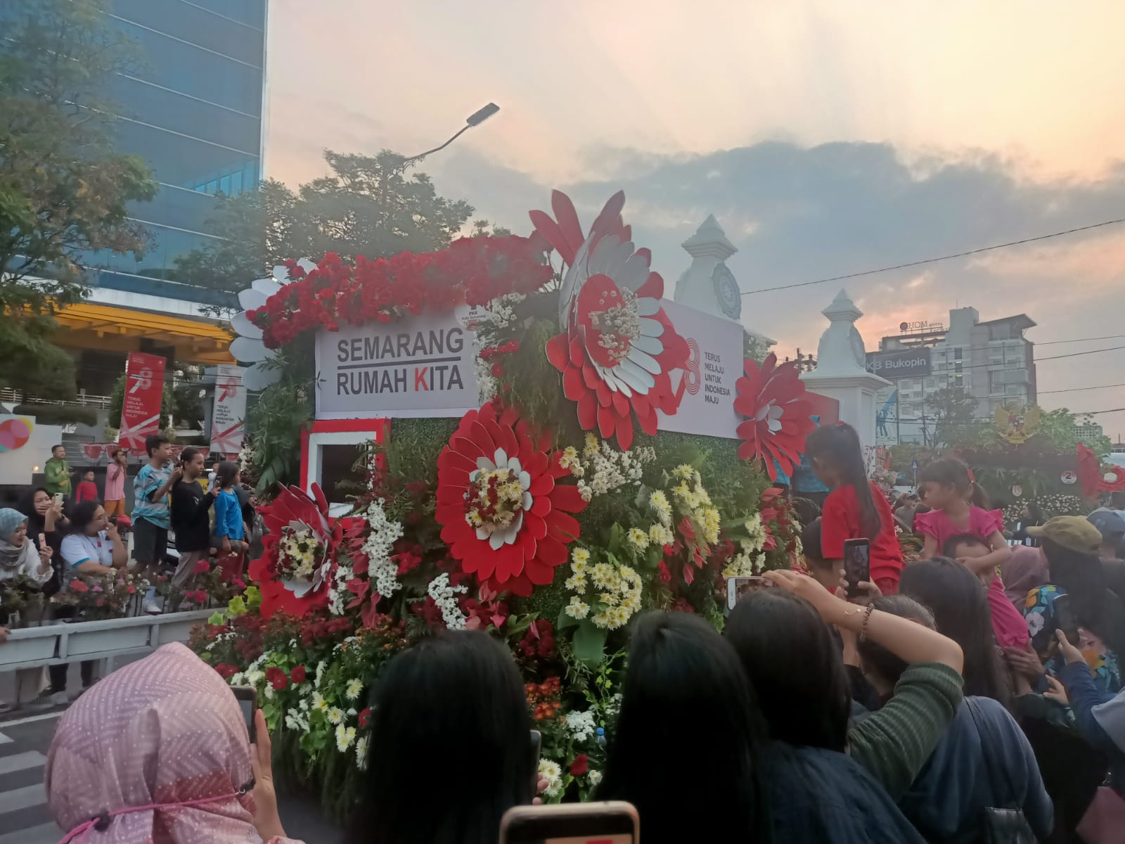Masyarakat Kota Semarang Antusias Melihat Kemeriahan Semarang Flowers Festival