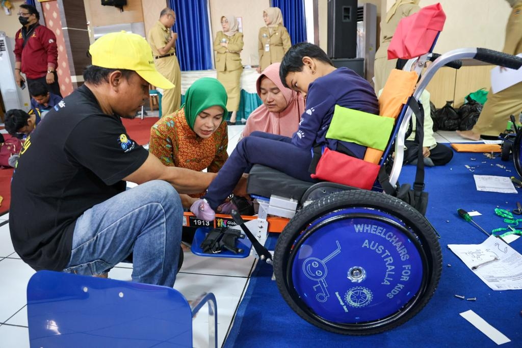 Putrinya Terima Kursi Roda Adaptif, Nur Hidayah Menangis Bahagia di Pelukan Atikoh