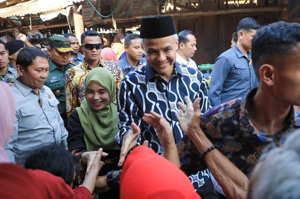 Dampingi Jokowi ke Pasar Pekalongan, Ganjar Diteriaki Presiden 2024